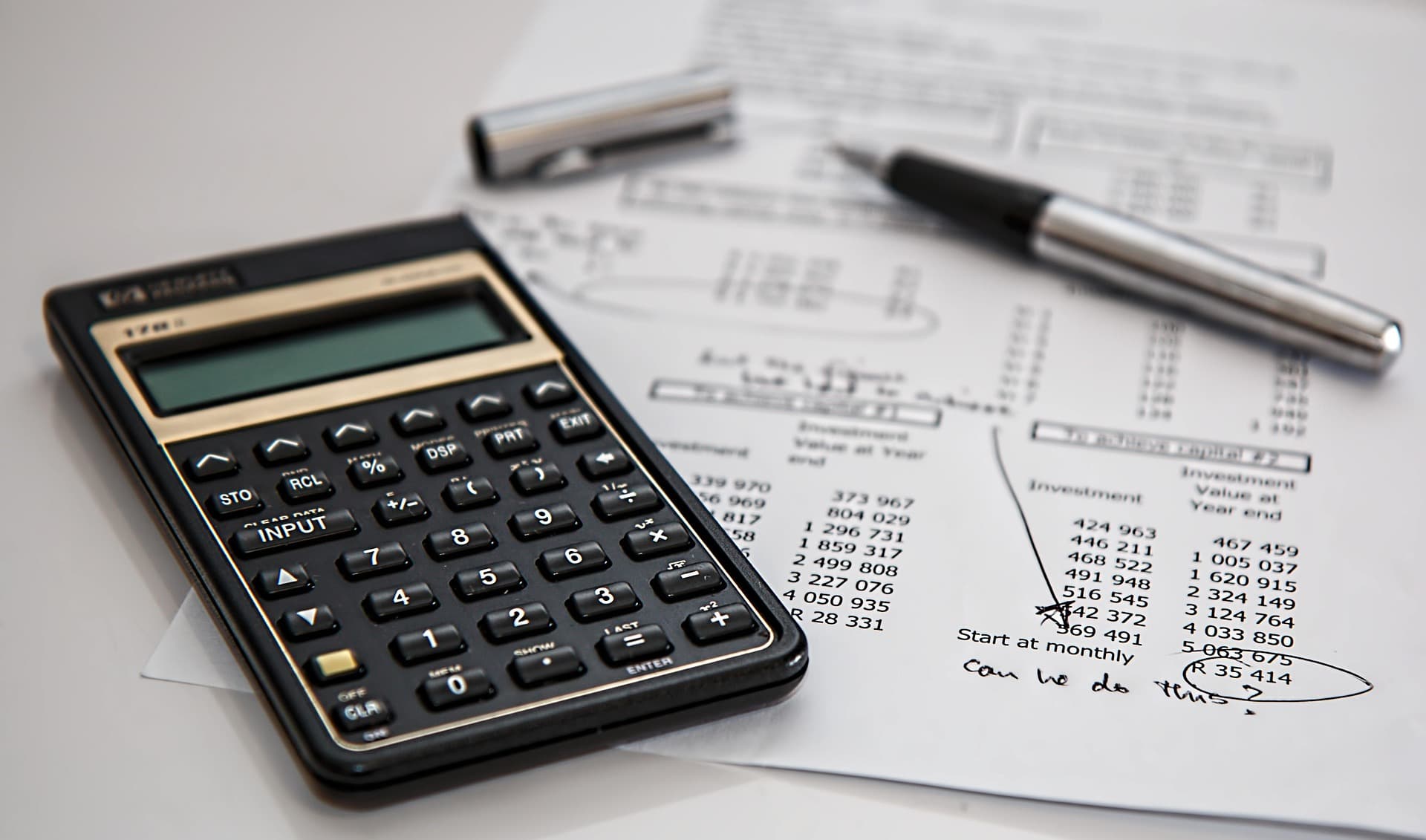 Calculadora y documentos, contabilidad y auditoría